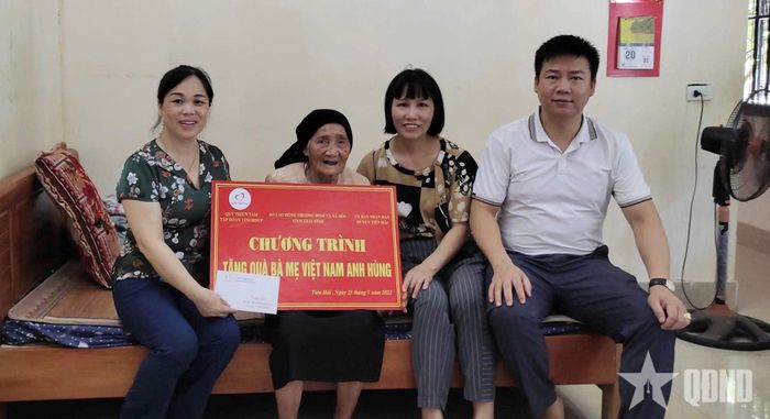 Chính quyền địa phương thường xuyên tới thăm hỏi, động viên Bà mẹ Việt Nam Anh hùng Phạm Thị Tấn.