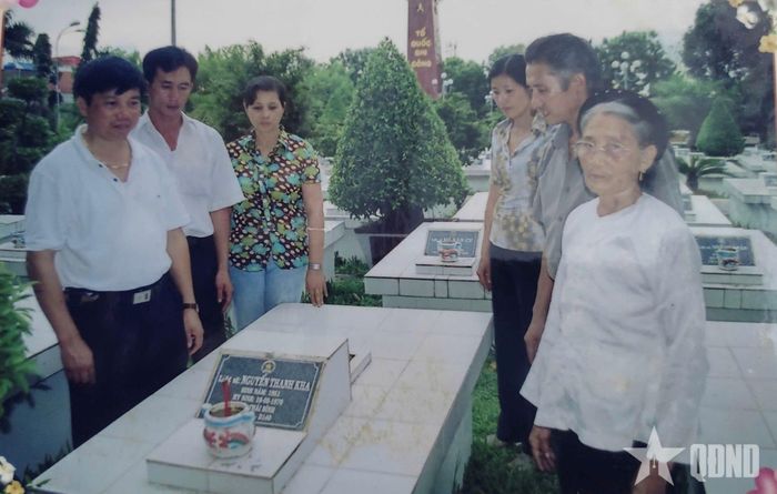 Gia đình tìm thấy mộ của liệt sĩ Nguyễn Thành Kha tại Nghĩa trang liệt sĩ Nhà Bè - Quận 7 (nay thuộc phường Tân Thuận, TP Hồ Chí Minh) vào năm 2011.