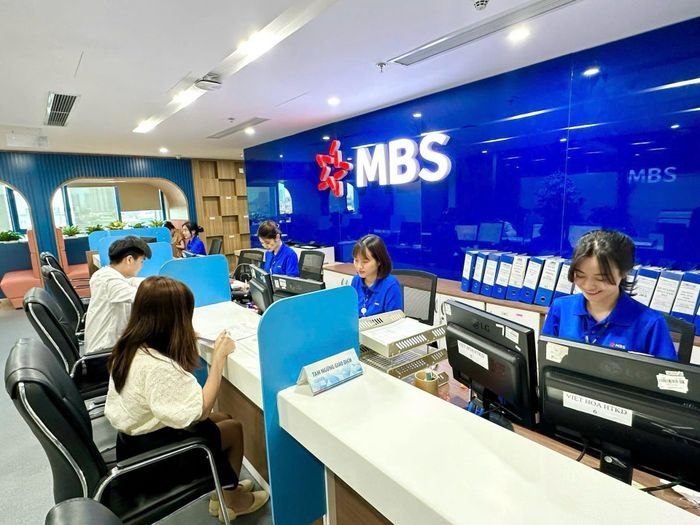 Hoạt động môi giới, giao dịch chứng khoán tại Công ty cổ phần Chứng khoán MB (MBS). Ảnh: THANH NGA