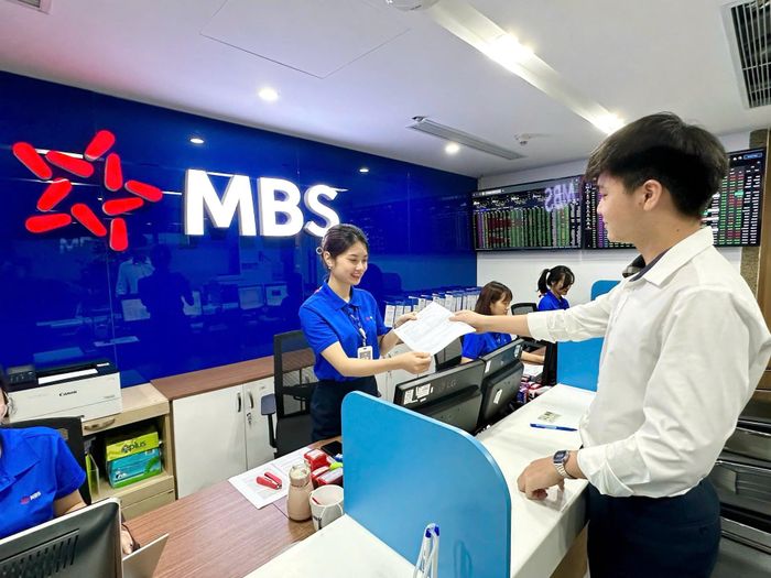 Hoạt động môi giới, giao dịch chứng khoán tại Công ty cổ phần Chứng khoán MB (MBS). Ảnh: THANH NGA