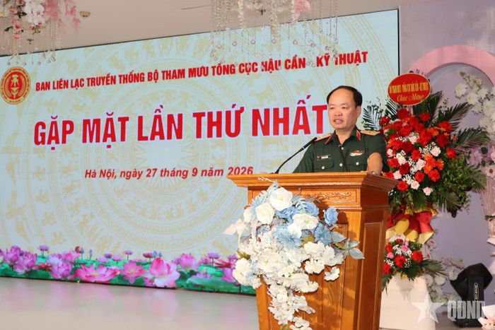 Thiếu tướng Đinh Huy Chung phát biểu tại gặp mặt. 