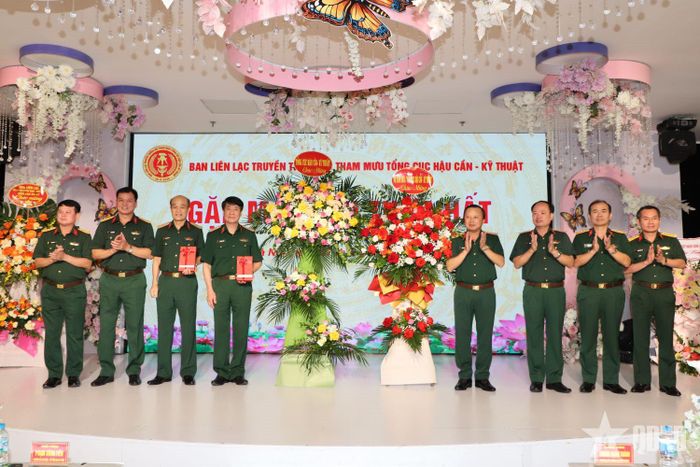  Thiếu tướng Phùng Ngọc Sơn và lãnh đạo, chỉ huy Bộ Tham mưu Tổng cục Hậu cần - Kỹ thuật tặng hoa chúc mừng Ban liên lạc truyền thống Bộ Tham mưu Tổng cục Hậu cần - Kỹ thuật. 