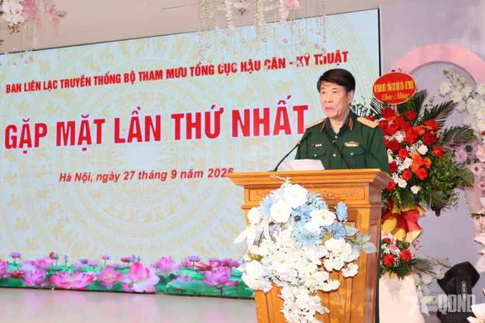 Thiếu tướng Phạm Dũng Tiến báo cáo hoạt động của Ban liên lạc sau hợp nhất. 