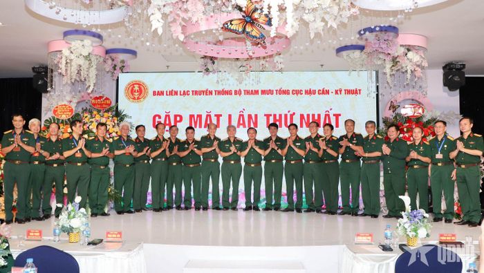  Thượng tướng Trương Quang Khánh và Thiếu tướng Phùng Ngọc Sơn chụp ảnh lưu niệm với các đồng chí trong Ban liên lạc.