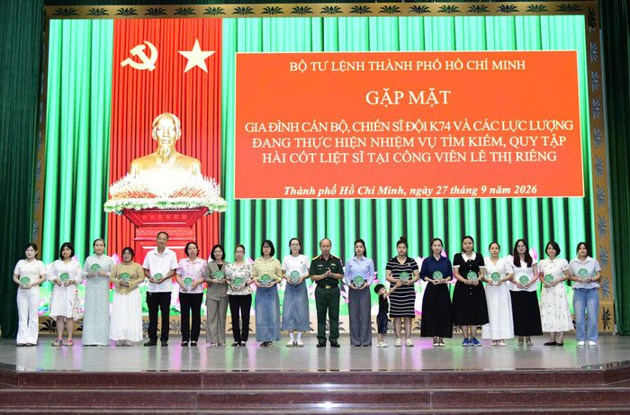 Trao quà của Bộ tư lệnh TP Hồ Chí Minh tặng thân nhân cán bộ, chiến sĩ Đội K74 và các lực lượng đang thực hiện nhiệm vụ tại Công viên Lê Thị Riêng.