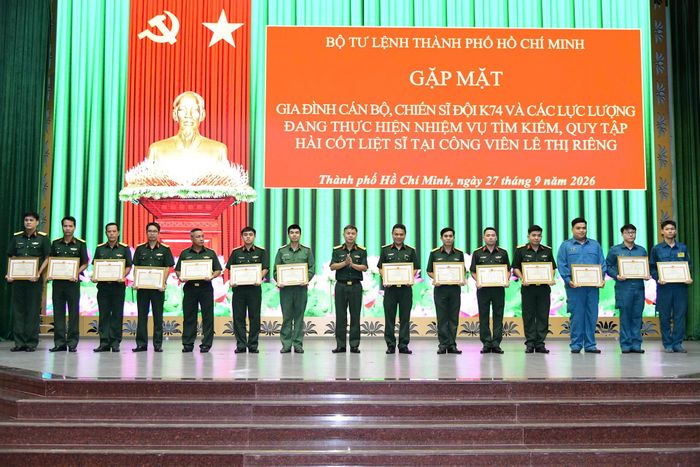 Trao giấy khen tặng các cá nhân có thành tích xuất sắc đột xuất trong thực hiện nhiệm vụ tại Công viên Lê Thị Riêng 