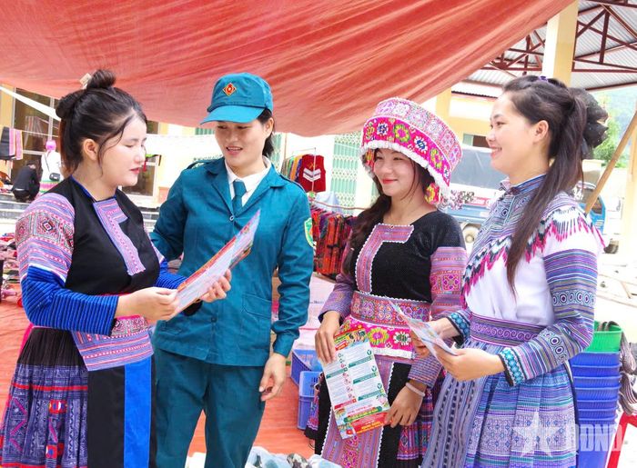   Nữ dân quân xã Kiến Thiết tuyên truyền pháp luật cho phụ nữ dân tộc HMông, xã Kiến Thiết, tỉnh Tuyên Quang. 