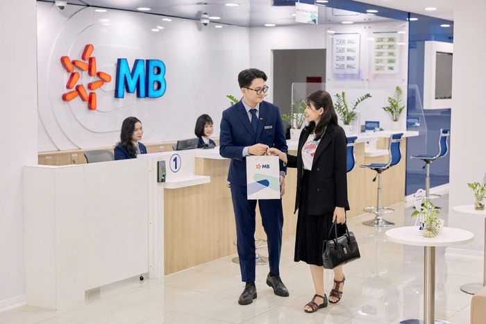 Khách hàng giao dịch tại Ngân hàng Thương mại cổ phần Quân đội (MB).