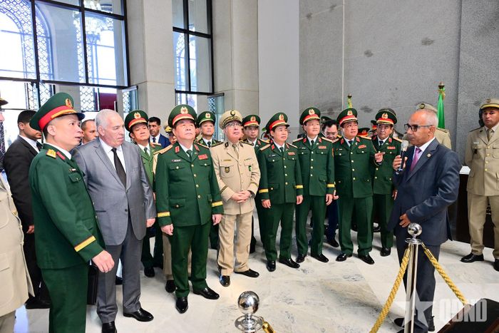 Đại tướng Nguyễn Trọng Nghĩa và đoàn đại biểu chính trị cấp cao QĐND Việt Nam thăm Bảo tàng Quân đội.