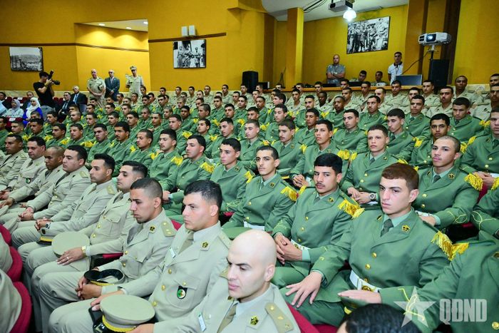 Các đại biểu xem chiếu phim "Việt Nam - Algeria: Xa mà gần".