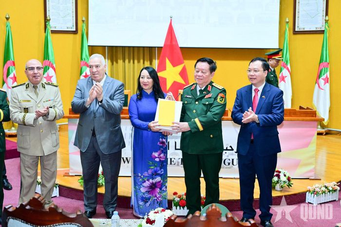Đại tướng Nguyễn Trọng Nghĩa gặp mặt, tặng quà kiều bào đang sinh sống tại Algeria.