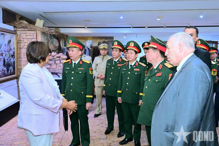 Đại tướng Nguyễn Trọng Nghĩa và đoàn đại biểu chính trị cấp cao QĐND Việt Nam thăm Bảo tàng Quốc gia về Cựu chiến binh Algeria.