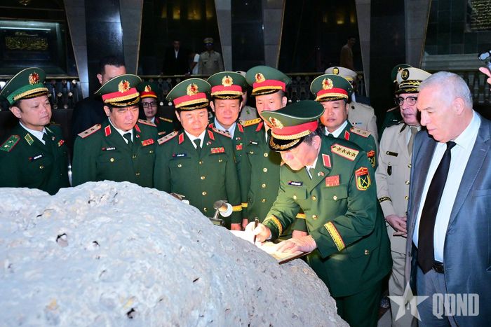 Đại tướng Nguyễn Trọng Nghĩa ghi sổ lưu niệm.