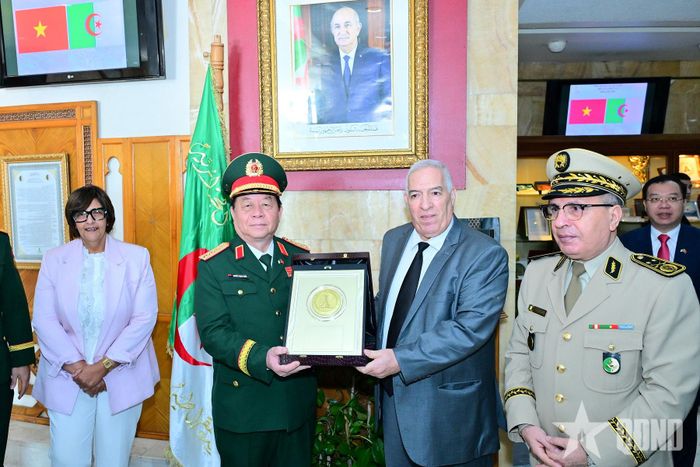 Đại tướng Nguyễn Trọng Nghĩa và Bộ trưởng Abdelmalek Tachrift trao đổi biểu tượng, tặng phẩm.