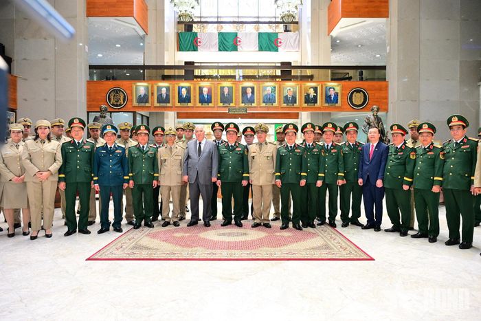 Các đại biểu hai bên.