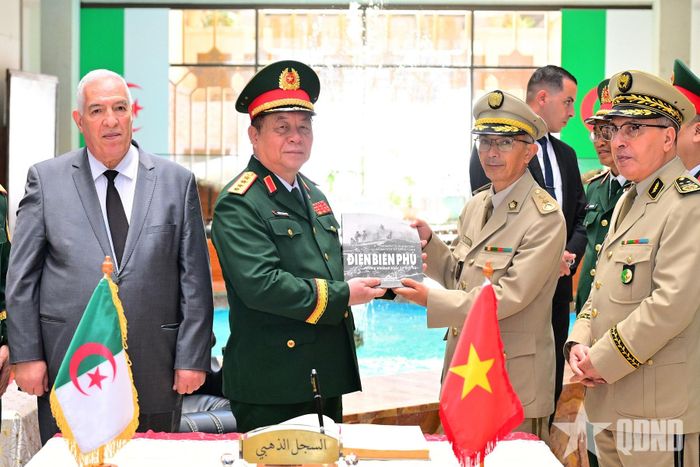 Đại tướng Nguyễn Trọng Nghĩa ghi sổ lưu niệm, trao đổi biểu tượng, tặng phẩm cho đại diện Bảo tàng Quân đội.