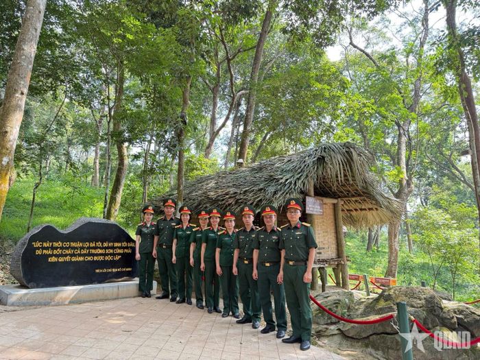  Cán bộ, nhân viên Ban tài chính (Học viện Chính trị) chụp ảnh lưu niệm. 