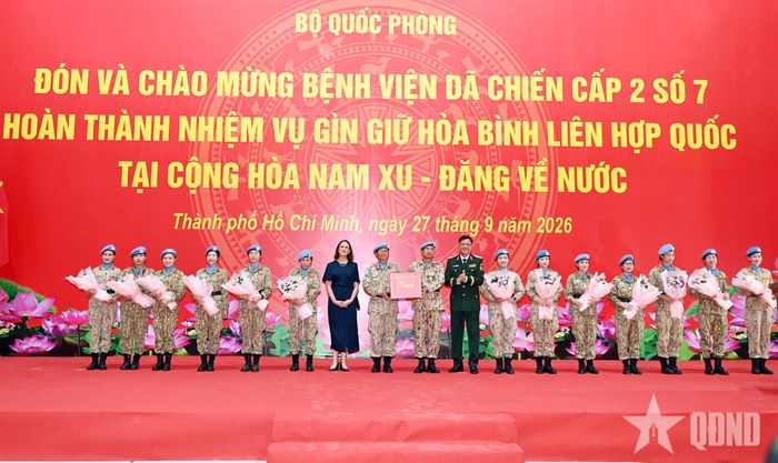 Thượng tướng Nguyễn Trường Thắng cùng Tổng Lãnh sự Australia tại TP Hồ Chí Minh trao quà tặng tập thể BVDC 2.7 và các nữ quân nhân của bệnh viện. 