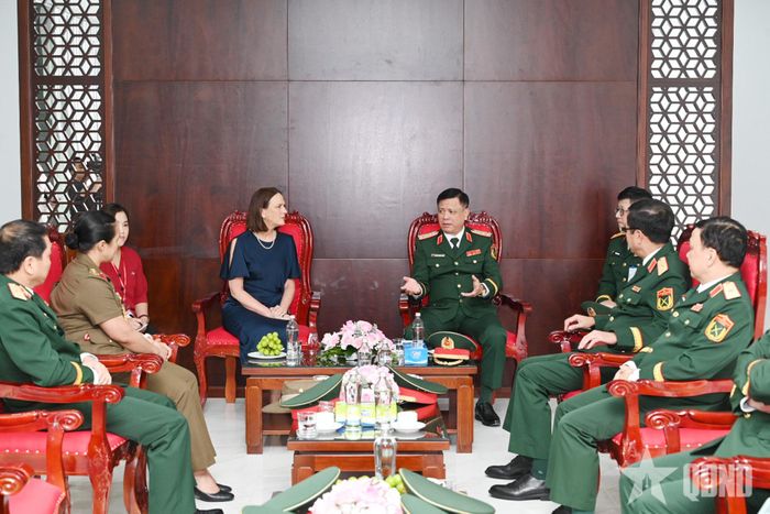  Thượng tướng Nguyễn Trường Thắng trao đổi về hợp tác trong hoạt động GGHB LHQ cùng Tổng Lãnh sự Australia tại TP Hồ Chí Minh.