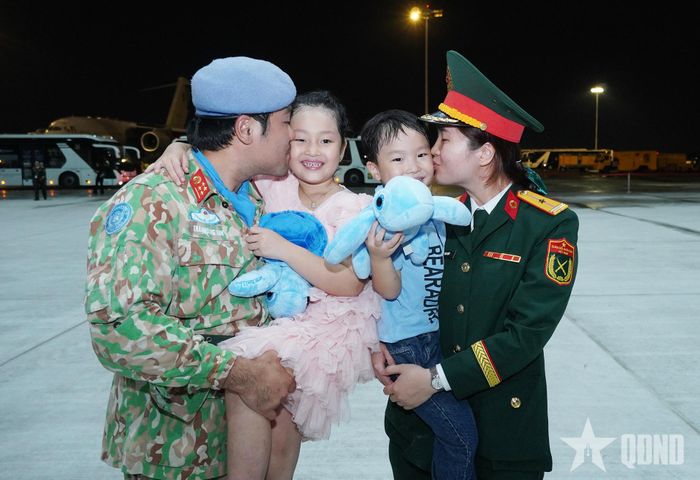 Những khoảnh khắc xúc động của cán bộ, nhân viên BVDC 2.7 bên đồng nghiệp, người thân. 
