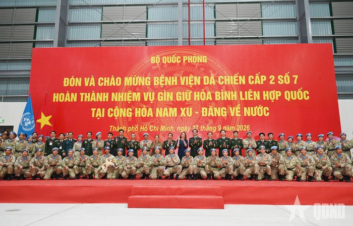 Thủ trưởng Cục GGHB Việt Nam cùng các đại biểu với cán bộ, nhân viên BVDC 2.7. 