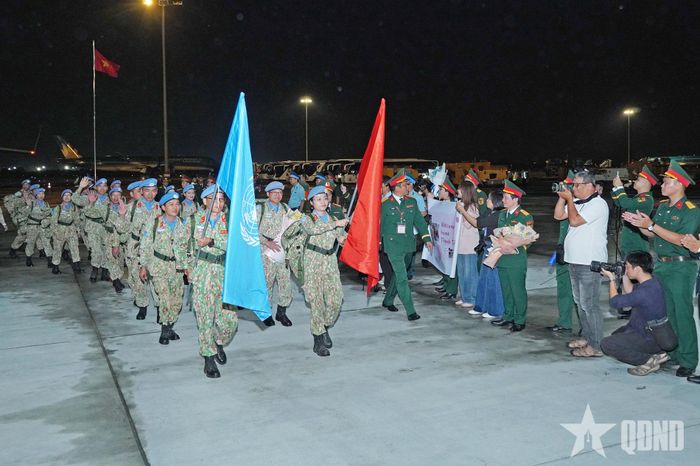 Cán bộ, nhân viên BVDC 2.7 hành quân vào khu vực làm lễ. 