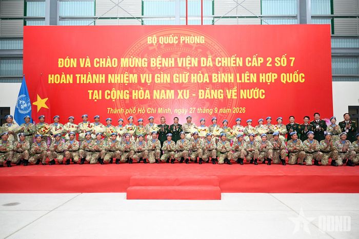  Lãnh đạo, chỉ huy Bệnh viện Quân y 175 với cán bộ, nhân viên BVDC 2.7. 