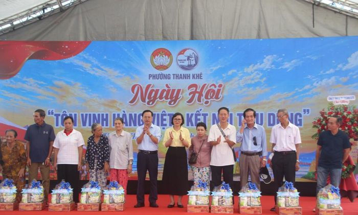 Lãnh đạo phường Thanh Khê tặng "Giỏ hàng Việt nghĩa tình" cho 20 hộ nghèo, cận nghèo trên địa bàn phường.