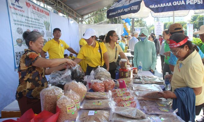 Đông đảo người dân tham quan, mua sắm tại Ngày hội.