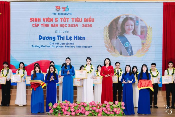 Lệ Hiền (giữa) đạt danh hiệu “Sinh viên 5 tốt” tiêu biểu cấp tỉnh và “Sinh viên 5 tốt” cấp Trung ương, năm học 2024 - 2025.