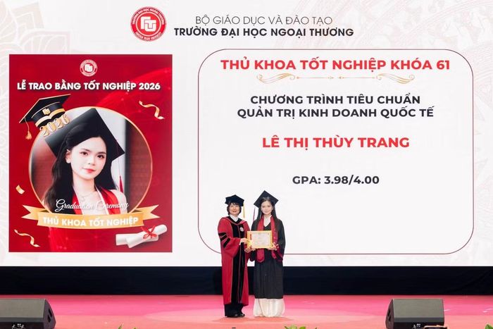 Thùy Trang nhận giấy khen Thủ khoa tại Lễ tốt nghiệp.