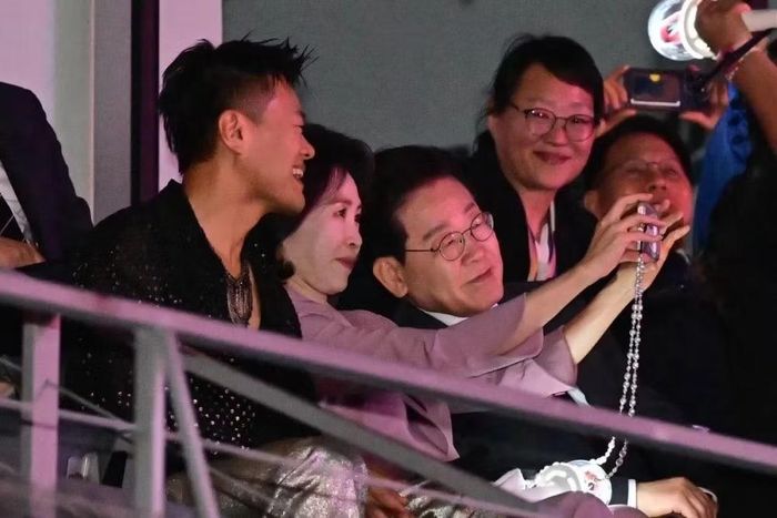 Vợ chồng Tổng thống Hàn Quốc chụp ảnh selfie cùng J.Y. Park và các quan chức tháp tùng khác.