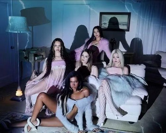 KATSEYE hiện đang gặt hái thành công bền bỉ trên các bảng xếp hạng "Billboard" (Mỹ) và "Official Charts" (Anh), đồng thời sở hữu loạt bản hit đạt mốc 100 triệu lượt xem trên YouTube.