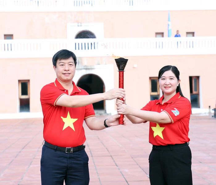 Phó Chủ tịch thường trực T.Ư Hội LHTN Việt Nam Lê Hải Long trao ngọn lửa truyền thống cho Hội LHTN tỉnh Cà Mau tại chương trình.