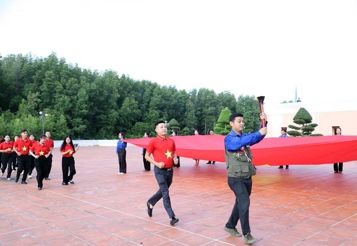 Thanh niên Cà Mau diễu hành tại chương trình.