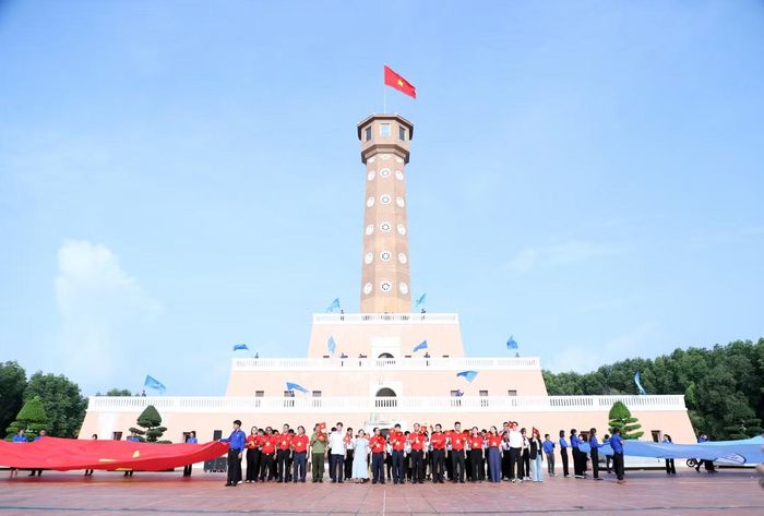 Đoàn viên, thanh niên cùng hát “Tôi yêu Tổ quốc tôi” dưới lá cờ đỏ sao vàng.
