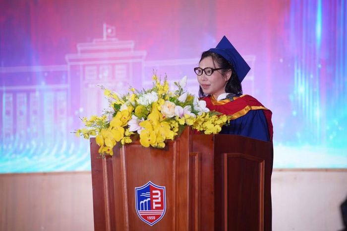 Tân Tiến sĩ Nguyễn Huỳnh Phương Thảo, đại diện các tân khoa, phát biểu tại Lễ tốt nghiệp năm 2026.