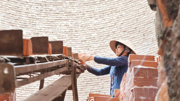 Người thợ làm gạch nung tại Mang Thít (Vĩnh Long). Ảnh: TÍN HUY