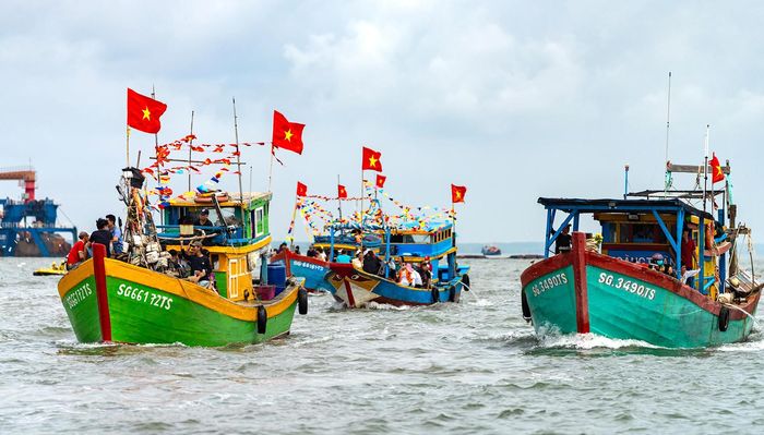 Không khí vui tươi, rộn ràng bao trùm các ghe thuyền của ngư dân khi tham gia lễ rước Nghinh Ông