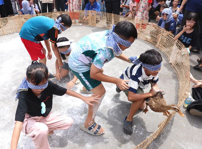 Các em thiếu nhi tham gia trò chơi "Bịt mắt bắt vịt"
