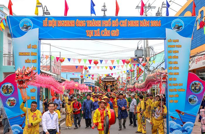 Đoàn rước lễ hội Nghinh Ông với trang phục truyền thống, trống chiêng và cờ xí rực rỡ
