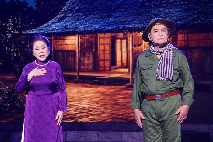 Khán giả đã rơi nước mắt, reo hò cổ vũ khi xem lại trích đoạn "Cây sầu riêng trổ bông" do NSND Thoại Miêu, NSND Thanh Tuấn thể hiện - tác phẩm từng tạo tiếng vang cho Đoàn Văn Công TPHCM thập niên 70-80 Ảnh: Thanh Hiệp