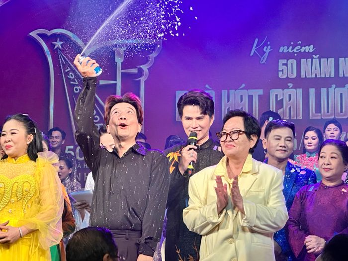 Đạo diễn NSƯT Hoa Hạ đã dàn dựng chương trình “Nửa thế kỷ vang vọng hồn dân tộc” đầy ấn tượng và giàu cảm xúc, chào mừng Nhà hát Cải lương Trần Hữu Trang 50 tuổi. Ảnh: Thanh Hiệp
