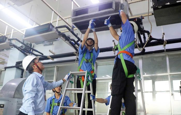 Sinh viên Khoa Công nghệ nhiệt lạnh - Trường Cao đẳng Kỹ thuật Cao Thắng (TPHCM) trong giờ thực hành nghề. Ảnh: ĐẶNG TRINH
