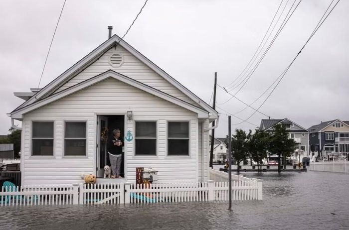 Nước "bao vây" một ngôi nhà ở thị trấn Point Pleasant Beach, bang New Jersey, Mỹ. Ảnh: DAVE SANDERS/THE NEW YORK TIMES