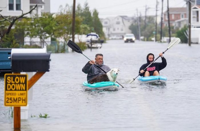 Người dân chèo thuyền kayak trên con đường ngập nước tại khu vực Beach Haven West, bang New Jersey, Mỹ. Ảnh: RYAN MURPHY/GETTY IMAGES
