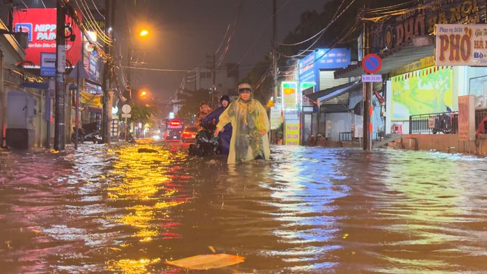 Người dân mong sớm giải quyết triệt để điểm ngập đường Mã Lò chưa đầy 1km. Ảnh: ĐÌNH DƯ
