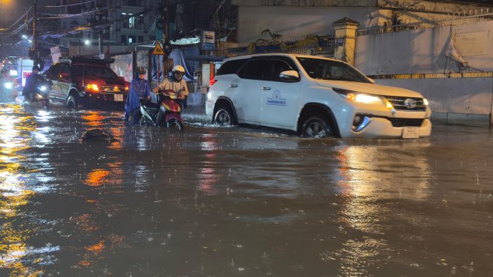 Chính quyền phường Bình Trị Đông và người dân đều mong chờ dự án sửa chữa đường Mã Lò sớm được phê duyệt để giải quyết triệt để điểm ngập tại khu vực. Ảnh: ĐÌNH DƯ