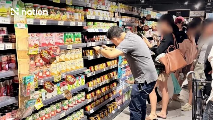  Người dân thủ đô Bangkok mua hàng tại siêu thị. Ảnh: THE NATION 