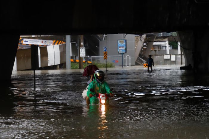  Mưa lớn kéo dài gây ngập lụt tại thủ đô Bangkok, Thái Lan. Ảnh: NUTHAWAT WICHIEANBUT/BANGKOK POST 